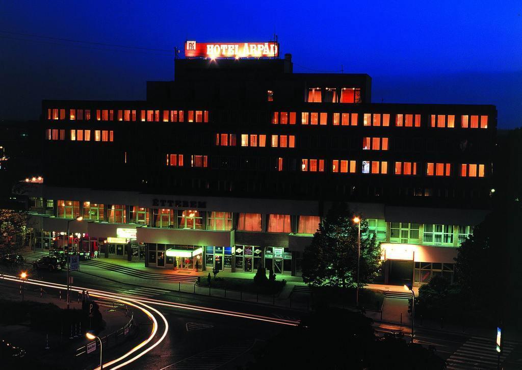 Hotel Árpád Tatabánya Exterior foto